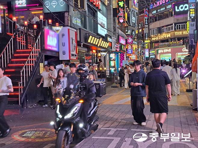 지난 6일 오후 8시께 부평 테마의거리에서 한 오토바이가 보행자들 사이를 빠른 속도로 주행하고 있다. 심형식 기자