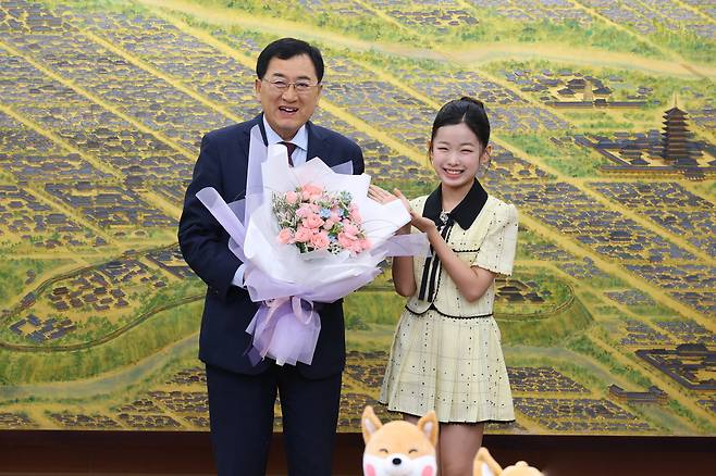 이수연 양이 아동복지시설 지원 성금 전달식에서 주낙영 경주시장과 함께 기념촬영을 하고 있다. /경주시 제공