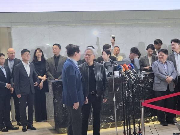최태원 SK그룹 회장과 젠슨 황 엔비디아 최고경영자(CEO)가 8일 SK서린빌딩에서 진행된 '엔비디아-SK 협력 관련' 브리핑에서 대화하는 모습. [출처=신승훈 기자]