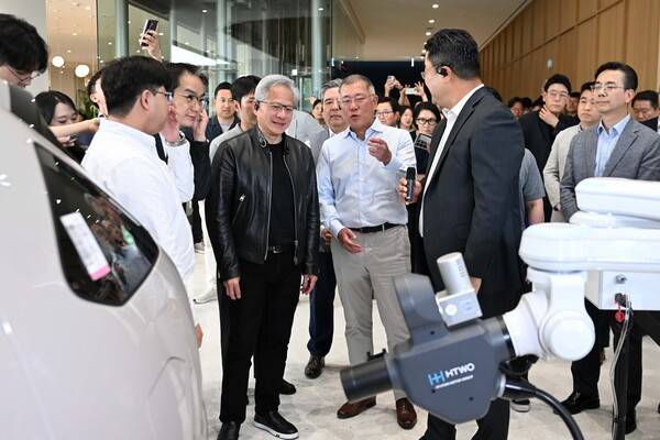 정의선 현대자동차그룹 회장(오른쪽)과 젠슨 황 엔비디아 최고경영자(CEO)가 8일 현대차그룹 양재사옥에서 대화를 나누고 있다.  [사진=현대차그룹]