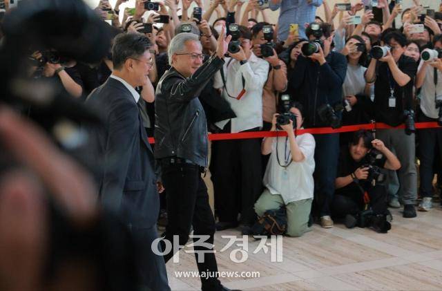 젠슨 황 엔비디아 최고경영자(CEO)가 8일 오전 서울 종로구 SK서린빌딩에 들어서고 있다. [사진=유대길 기자 dbeorlf123@ajunews.com]