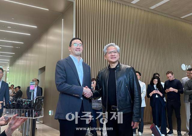 구광모 LG그룹 회장이 젠슨 황 엔비디아 최고경영자(CEO)와 8일 오전 서울 여의도 LG트윈타워에서 회의를 마친 후 진행한 미디어 브리핑에서 악수 포즈를 취하고 있다. [사진=박진영 기자]