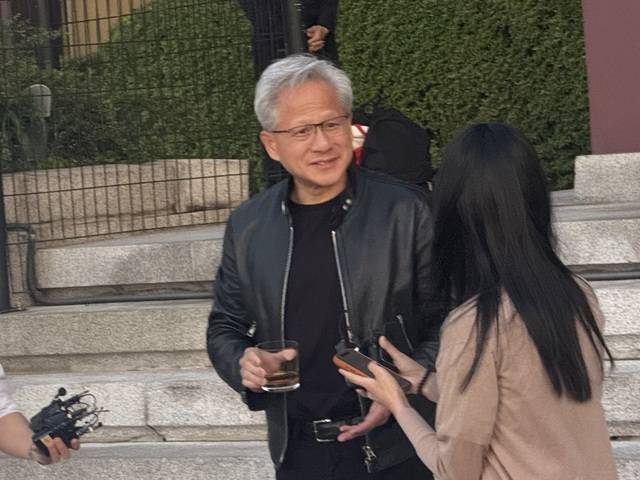 젠슨 황 엔비디아 CEO가 8일 오후 신라호텔 영빈관 앞에서 기자들과 만나 질문에 답변하고 있다. 정수연 기자