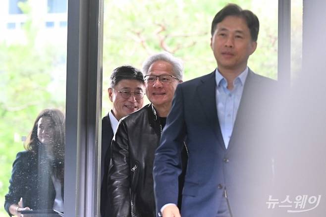 젠슨 황 엔비디아 창립자 겸 최고경영자가 8일 오전 서울 종로구 SK서린빌딩에서 열린 'SK그룹·엔비디아 협력' 기자회견을 하기 앞서 최태원 SK그룹 회장과 면담하기 위해 이동하고 있다. (오른쪽 첫 번째부터 왼쪽으로)곽노정 SK하이닉스 대표이사, 황 엔비디아 CEO, 정재헌 SK텔레콤 최고경영자, 황 CEO의 자녀 매디슨 황. 사진=강민석 기자