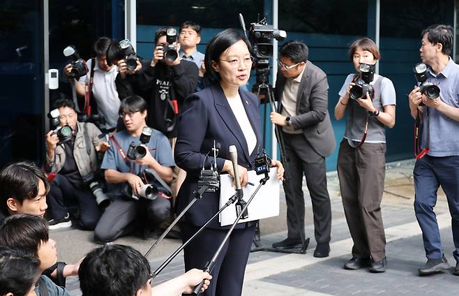 ▲한성숙 국무총리 후보자가 8일 서울 종로구 통의동 금융감독원 연수원에 마련된 인사청문회 준비 사무실 앞에서 지명 소감을 말하고 취재진의 질문에 답하고 있다. 사진=연합뉴스