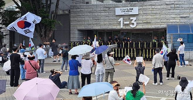 남녀노소 자발적으로 모여든 시민들이 개표소 앞에서 "부정선거, 재선거"를 쉬지 않고 외쳤다. /이상무 기자