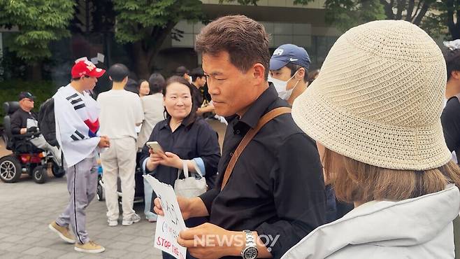 시위에서 전한길 대표가 '재선거'와 'STOP THE STEAL'이라는 문구가 적힌 피켓을 들고 있다. 뉴스앤조이 안디도