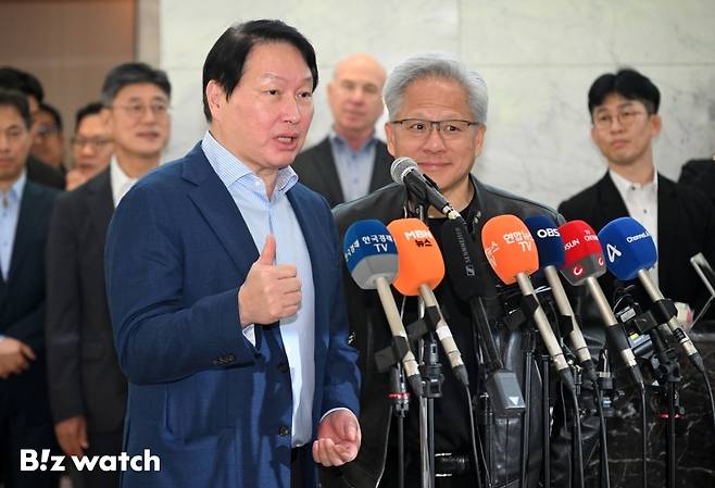 젠슨 황 엔비디아 최고경영자(CEO)와 최태원 SK그룹 회장이 8일 오전 서울 종로구 SK 서린빌딩에서 엔비디아-SK 협력 관련 언론브리핑을 갖고 있다./사진=이명근 기자 qwe123@