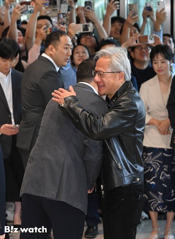 젠슨 황 엔비디아 최고경영자(CEO)가 8일 서울 영등포구 LG그룹 사옥을 방문해 구광모 LG회장과 인사를 나누고 있다./사진=이명근 기자 qwe123@