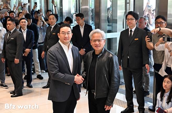 젠슨 황 엔비디아 최고경영자(CEO)가 8일 서울 영등포구 LG그룹 사옥을 방문해 구광모 LG회장과 인사를 나누고 있다./사진=이명근 기자 qwe123@