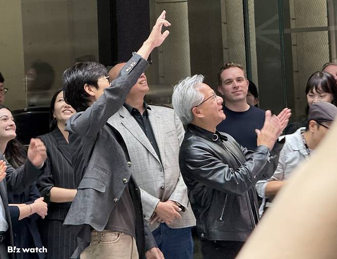 이해진 네이버 의장과 젠슨 황 엔비디아 최고경영자(CEO)가 8일 네이버1784 사옥에 방문해 사람들의 호응에 화답하고 있다./사진=비즈워치