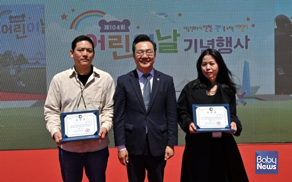 하병필 인천광역시 행정부시장(가운데)이 인천시 어린이날 기념행사에서 결식아동 지원 유공 표창을 받은 진이찬방 용현점 명진호 사장(왼쪽), 공존파인땡큐다이닝 박은정 사장(오른쪽)과 기념촬영을 하고 있다.&nbsp;ⓒ나눔비타민