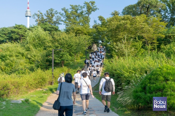 지난 2023년 진행된 '2023 N서울타워 남산 나이트워크'에서 참가자들이 행사를 즐기고 있다.&nbsp;ⓒCJ푸드빌