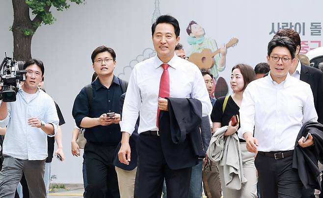 사진 : 오세훈 국민의힘 서울시장 당선인이 4일 서울시청으로 발걸음을 옮기고 있다. (출처 : 뉴스1)