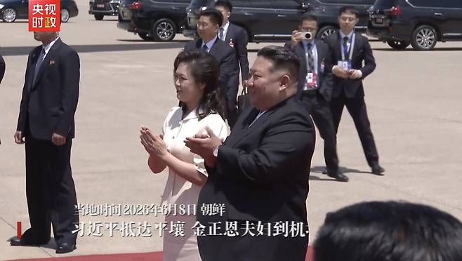 평양 순안공항에서 시 주석 부부를 영접하는 김정은 북한 국무위원장과 리설주 여사 <사진=뉴시스>