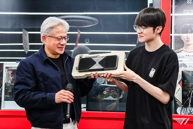 '페이커' 이상혁과 만남 가진 젠슨 황 CEO(출처=T1 공식 SNS).