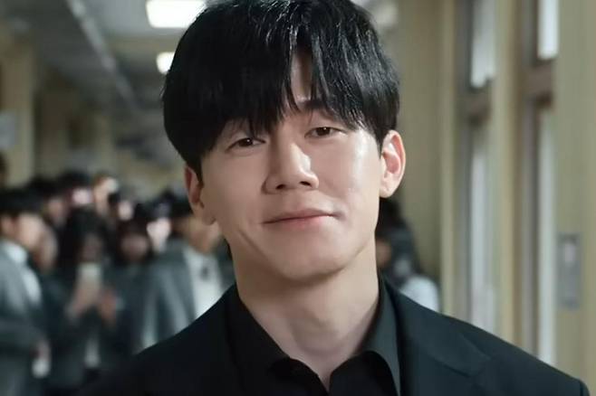 The Netflix series True Education, which premiered on the 5th, shot straight to the top of Todays Top 10 Series in South Korea just one day after its release, generating unparalleled buzz. Netflixs True Education depicts the bold efforts of the Teacher Protection Bureau as it stands with victims to reform the school system.In the series, Kim Mu-yeol plays the role of Na Hwa-jin, an inspector for the Teacher Protection Bureau. He skillfully navigates the atmosphere across a variety of episodes addressing various issues, enhancing the shows immersive quality. In particular, while he creates a cheerful mood with dad jokes, he also leaves a deep impression on viewers with his composed demeanor and the profound emotions he conveys.The wounds hidden behind Hwajins bright exterior were also evident. Whenever he recalled his former fiancée (Ha-young), the deep intensity in his eyes was enough to convey his pure, devoted heart. It was the moment that revealed why he was so passionate about his work at the Teacher Protection Bureau.However, Kim Mu-yeol also heightened the realism by portraying a character who doesnt dwell solely on the past but lives in the present. Whenever victims—such as students or teachers—appeared in each episode, he transformed into their advocate. His exhilarating action sequences and thrilling moves, which cut through the stagnant atmosphere, provided a sense of catharsis. His rugged charm—shifting from a calm, measured demeanor to explosive, high-speed action in an instant—captured the audiences attention while helping to release the victims pent-up emotions.