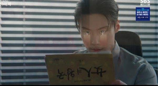 In Brave New World, Heo Nam-joon has opened up a whole new world of romantic comedy.In episodes 9 and 10 of the SBS Friday-Saturday drama Brave New World, which aired on the 5th and 6th, Cha Se-gye (Heo Nam-joon) was depicted revealing his feelings for Shin Seo-ri (Im Ji-yeon) even more openly, pouring out jealousy, pleas, and a direct confession. Heo Nam-joon masterfully portrayed Cha Se-gyes rollercoaster of emotions with a mix of charm and poignancy, fully demonstrating his status as the new master of romantic comedies.What stands out most is his delivery of lines. Given the nature of romantic comedies, the dialogue between the male and female leads inevitably tends to be somewhat contrived or exaggerated. However, even the cheesiest lines are transformed into the language of romance when spoken by Heo Nam-joon. This was evident in scenes such as when Cha Se-gye takes the candy offered by Shin Seo-ri and murmurs, Its sickeningly sweet, or when he pleads with Seo-ri, who is pushing him away, saying, Forget about all the others—just look at me.Heo Nam-joons acting flexibility—which makes cheesy lines sound not cheesy but rather desperate and sensual—is the most powerful weapon in maintaining the romantic tension of *Brave New World*.In particular, Cha Se-gyes multidimensional emotional arc, which exploded throughout episodes 9 and 10, fully demonstrated Heo Nam-joons wide acting range. He elicited laughter by naturally portraying just how childish and pathetic a chaebol—who had previously stood firm, using his advertising clout to cancel a bed scene in a drama starring Seo-ri and even calling himself Shin Seo-ris stalker—could become in the face of love.In contrast, he instantly shifted the mood in the heartbreaking tearful kiss scene where he buried his forehead in her shoulder immediately after being slapped by Seo-ri. In the scene where he buried his forehead in her shoulder and poured out his emotions after being slapped by Seo-ri, Heo Nam-joon powerfully conveyed the desperation of a man in love. His slightly trembling breath, reddened eyes, and collapsing posture fully revealed the anxiety and longing Cha Se-gye felt, earning praise that he even acted out his breathing. His mastery in seamlessly shifting between comedy and romance, between clumsy charm and a chilling aura, elevated the dramas immersion to its peak.This is precisely why playful comments like Is writer Kim Eun-sook watching? are popping up across online communities. The ability to make cheesy lines—which would be hard to write in real life—sound charming is a must-have for a romantic comedy lead. In *Brave New World*, Heo Nam-joon is demonstrating that very talent with excellence. Reactions continue to pour in, calling him the perfect fit for the works of romantic comedy master Kim Eun-sook—the writer behind *Lovers in Paris*, *Secret Garden*, *The Heirs*, and *Goblin*—and viewers hopes for a collaboration between the two are growing.Heo Nam-joon, who left a deep impression with his cool and commanding charisma in genre dramas like *Your Honor* and *Sweet Home*, has proven through *Brave New World* that he is a versatile actor capable of perfectly mastering romantic comedies as well. With a shocking twist foreshadowed as Seo-ri is involved in a mysterious truck accident toward the end of the episode, expectations are high to see how Heo Nam-joon will portray Cha Se-gyes heart-wrenching, pure love amidst the swirling tragedy with his intense acting.