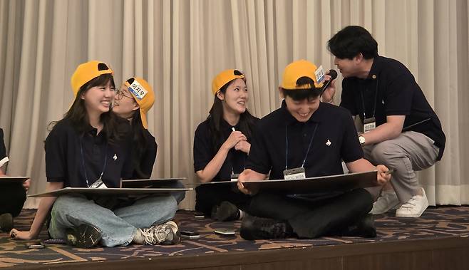 VIP동물의료센터 수련의 15명이 수의학 지식을 겨루는 '도전 골든벨' 무대에 올랐다. ⓒ 뉴스1