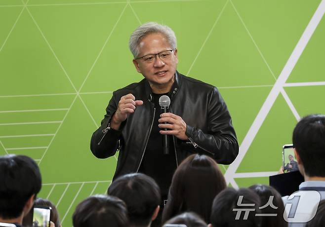 젠슨 황 엔비디아 최고경영자(CEO)가 8일 서울대학교 해동첨단공학관에서 열린 '빌드어클로(Build-a-Claw)' 행사장을 찾아 학생들을 상대로 강연을 하고 있다. (공동취재) 2026.6.8 ⓒ 뉴스1 이광호 기자
