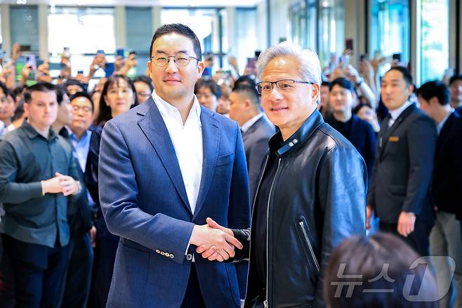 젠슨 황 엔비디아 최고경영자(CEO)와 구광모 LG회장이 8일 서울 영등포구 LG그룹 사옥에서 악수를 나누고 있다. 2026.6.8 ⓒ 뉴스1 이호윤 기자