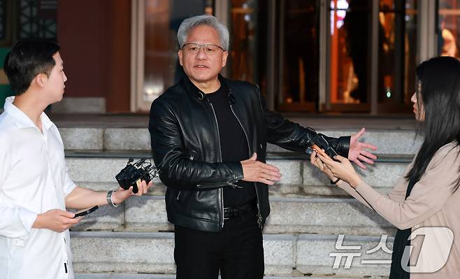 젠슨 황 엔비디아 최고경영자(CEO)가 8일 서울 중구 신라호텔에서 열린 '엔비디아 코리아 AI 에코시스템 리셉션'을 마친 후 취재진의 질의에 답하고 있다. (공동취재) 2026.6.8 ⓒ 뉴스1 김민지 기자
