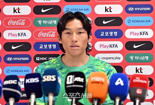 2026 북중미 월드컵에 참가하는 축구국가대표팀의 골키퍼 김승규가 8일(한국시간) 멕시코 과달라하라 인근 사포판의 치바스 베르데 바예에서 훈련에 앞서 인터뷰를 하고 있다.  사포판(멕시코) | 박진업 기자 upandup@sportsseoul.com