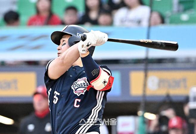 두산 양의지가 14일 인천SSG랜더스필드에서 열린 2026 KBO리그 SSG전 1회초 1사 1·3루 상황에서 SSG 선발 타케다를 상대로 1타점 희생플라이를 치고 있다. 문학 | 박진업 기자 upandup@sportsseoul.com