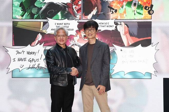 젠슨 황 엔비디아 최고경영자(CEO)가 8일 경기도 성남시 네이버 1784 사옥을 방문해 이해진 네이버 의장과 악수하고 있다. 연합뉴스