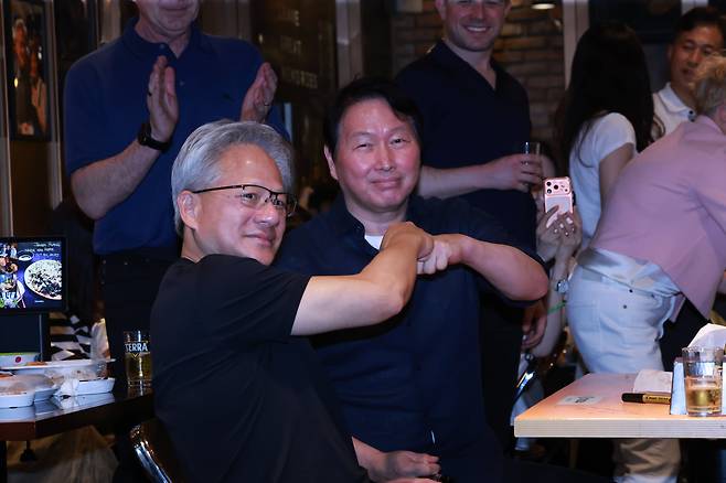 젠슨 황(왼쪽) 엔비디아 최고경영자(CEO)와 최태원 SK그룹 회장이 7일 오후 서울 강남구 깐부치킨 삼성점에서 '치맥 회동'을 하고 있다. /뉴스1