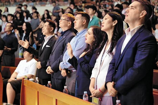 7일 부산 세계로교회를 방문한 미국 백악관과 국무부 고위 인사 등이 주일예배에 참석한 모습. /세계로교회 제공