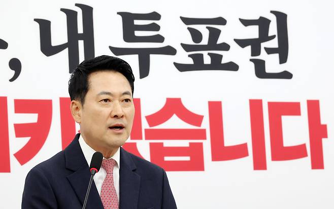 국민의힘 장동혁 대표가 8일 국회에서 이재명 대통령의 취임 1년 기자회견과 관련한 입장을 밝히고 있다. /연합뉴스
