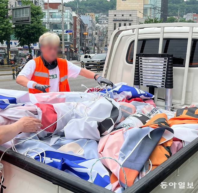 제9회 전국동시지방선거가 끝난 다음 날인 4일 오전 11시경 서울 중구 약수역 사거리에서 중구 도시디자인과 직원들이 철거한 선거 현수막을 1t 트럭에 담고 있다. 중구가 제거해야 하는 관내 현수막은 620여 개로 각목 무게까지 포함하면 2t에 육박한다. 김다인 기자 daout@donga.com