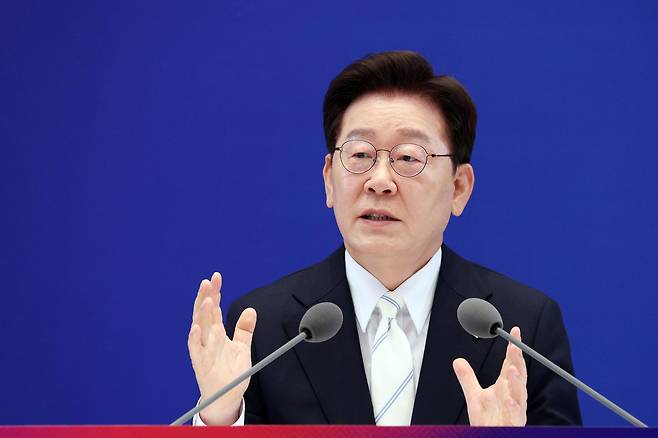 이재명 대통령이 8일 청와대 영빈관에서 열린 취임 1주년 기자회견에서 취재진 질문에 답변하고 있다. 2026.6.8 뉴스1