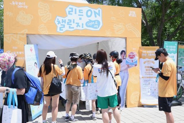 뚝섬 한강공원 일대에서 지난 5일 개막한 ‘제3회 한강 쉬엄쉬엄 3종 축제’ 현장에 꾸려진  오뚜기 부스에서 참가자들이 체험 프로그램을 즐기고 있다. [오뚜기 제공]