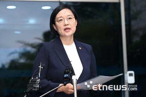 한성숙 국무총리 후보자가 8일 서울 종로구 금융감독원 연수원에 마련된 인사청문회 준비 사무실로 출근하며 지명 소감을 밝히고 있다. 김민수기자 mskim@etnews.com