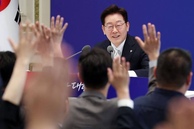 이재명 대통령이 8일 청와대 영빈관에서 열린 취임 1주년 기자회견에서 기자들의 질문을 받고 있다. 뉴스1