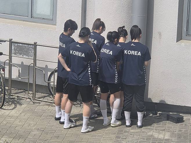 핸드볼 여성 유소년 국가대표팀 선수들이 8일 오전 서울 송파구 올림픽공원 핸드볼경기장에 출입하려다 봉쇄 집회 참가자들이 막아선 뒤 벽을 보고 돌아선 모습. 김형민씨 제공
