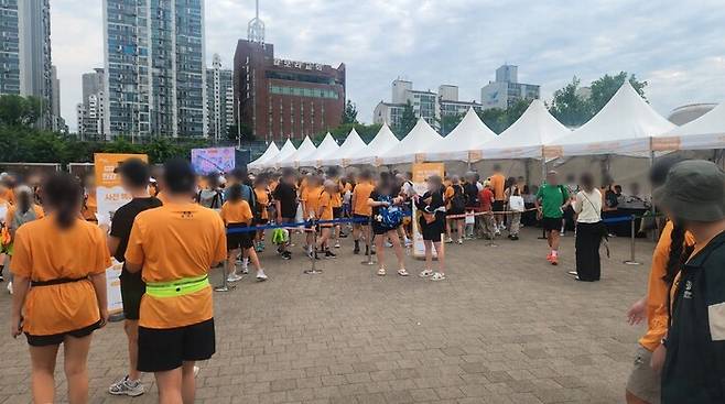 지난 7일 ‘쉬엄쉬엄 한강 3종 축제’에 참여한 시민들이 참가 등록을 위해 기다리고 있다.