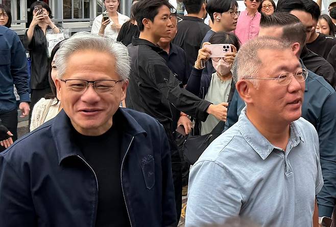 젠슨 황(왼쪽) 엔비디아 CEO와 정의선 현대자동차그룹 회장이 7일 서울 을지로 우래옥에서 오찬을 위해 이동하고 있다. 뉴시스·독자 제공