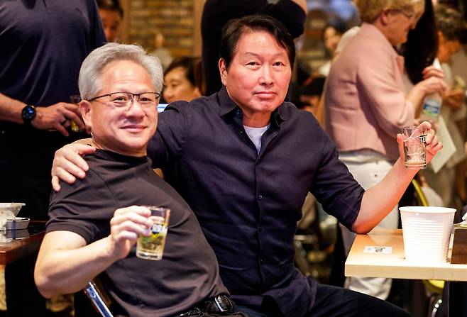 젠슨 황 엔비디아 최고경영자(CEO)가 7일 서울 강남구 깐부치킨 삼성점에서 최태원 SK그룹 회장과 2차 깐부 회동을 하며 미소짓고 있다. 뉴시스