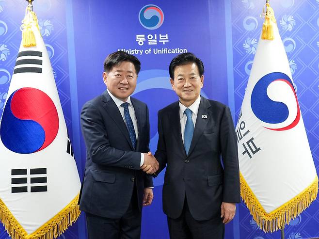 오영훈(왼쪽) 제주지사가 지난해 11월 5일 정부서울청사에서 정동영 통일부 장관과 면담을 갖고 제주형 남북교류협력사업인 북한감귤보내기 사업 재개 등을 논의한 뒤 악수를 하고 있다. 제주도 제공