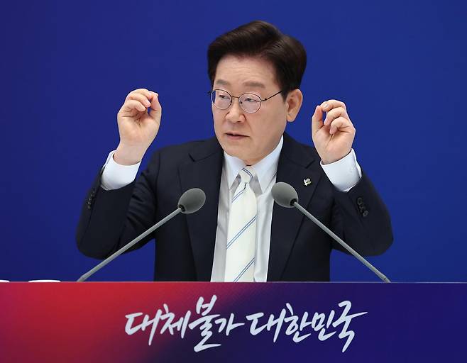 이재명 대통령이 8일 청와대 영빈관에서 열린 취임 1주년 기자회견에서 발언하고 있다. 뉴스1