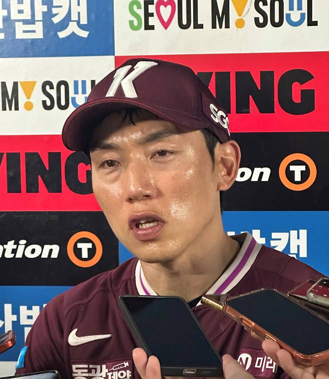 키움 서건창이 7일 잠실 두산전 승리 후 취재진과 인터뷰하고 있다. 잠실=이형석 기자