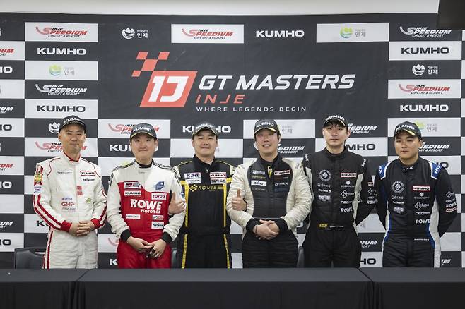 2라운드 기자회견에 참석한 2위 김태환·이인용(오버리미트, 왼쪽부터) 조, 1위 김요셉·지인호(팀구르트개러지) 조, 3위 최근환·권도윤(B.O.B RACING X 아주자동차대) 조. 사진제공=인제GT 마스터스