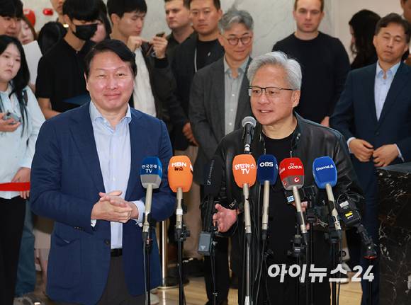 젠슨 황 엔비디아 최고경영자(CEO)가 8일 서울 종로구 SK서린빌딩에 방문해 최태원 SK그룹 회장(왼쪽)과 면담을 마치고 취재진과 질의 응답을 갖고 있다. [사진=정소희 기자]