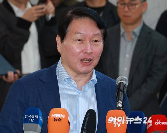 최태원 SK그룹 회장이 8일 서울 종로구 SK서린빌딩에서 젠슨 황 엔비디아 최고경영자(CEO)와 면담을 마치고 취재진과 질의 응답을 갖고 있다. [사진=정소희 기자]