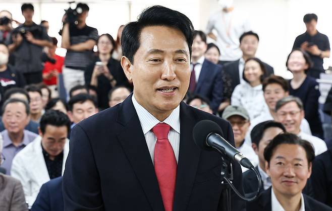6·3 지방선거에서 당선된 오세훈 국민의힘 서울시장이 지난 4일 서울 종로구 선거사무소에서 당선 소감을 밝히고 있다. 뉴스1