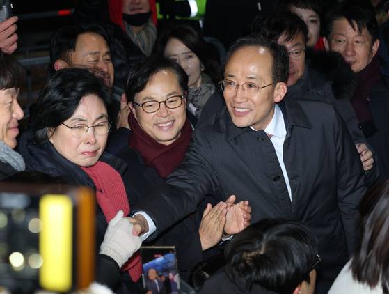 지난해 12월 3일 추경호 당시 국민의힘 의원이 내란특검이 내란중요임무종사 혐의로 청구한 구속영장이 기각된 이후 경기도 의왕 서울구치소를 나서고 있다. 연합뉴스