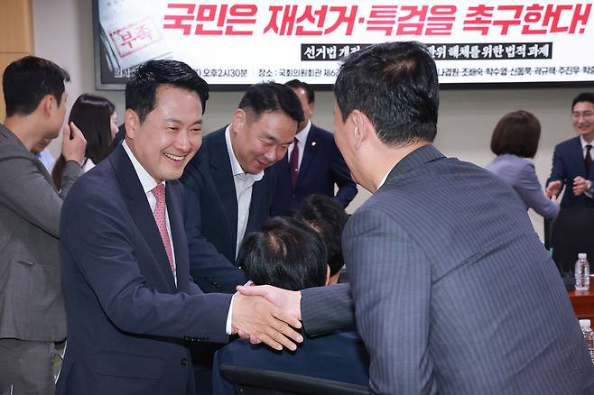 8일 국회 의원회관에서 국민의힘 정책위원회와 나경원 의원 등이 연 토론회 '6.3 투표용지부족·부실선거 사태, 국민은 재선거·특검을 촉구한다! - 선거법 개정, 무능·부패 선관위 해체를 위한 법적 과제'에 국민의힘 장동혁 대표가 참석해 최은석 의원과 인사하고 있다. 연합뉴스